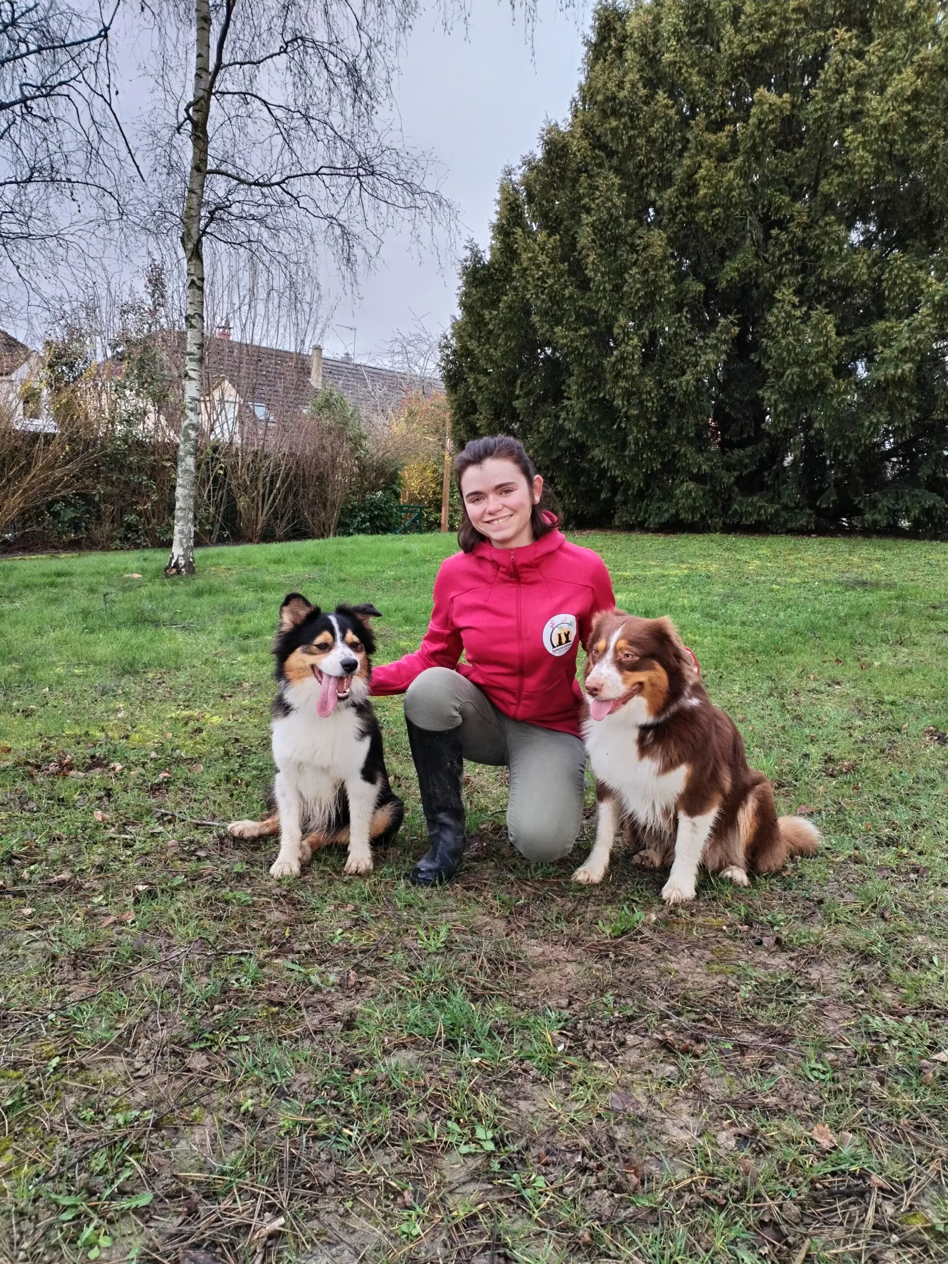 Jade Guenault, Éducatrice canine & comportementaliste diplômée d’État, avec ses deux Bergers Australiens